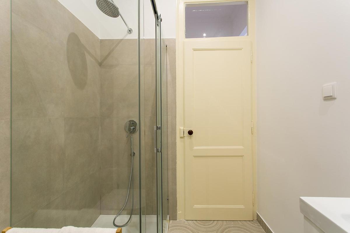 Lovelystay - Cozy 3Bdr Apartment In Estrela Lisbon Exterior photo