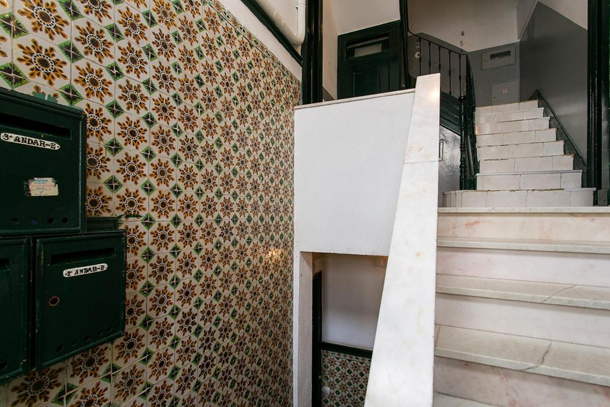 Lovelystay - Cozy 3Bdr Apartment In Estrela Lisbon Exterior photo