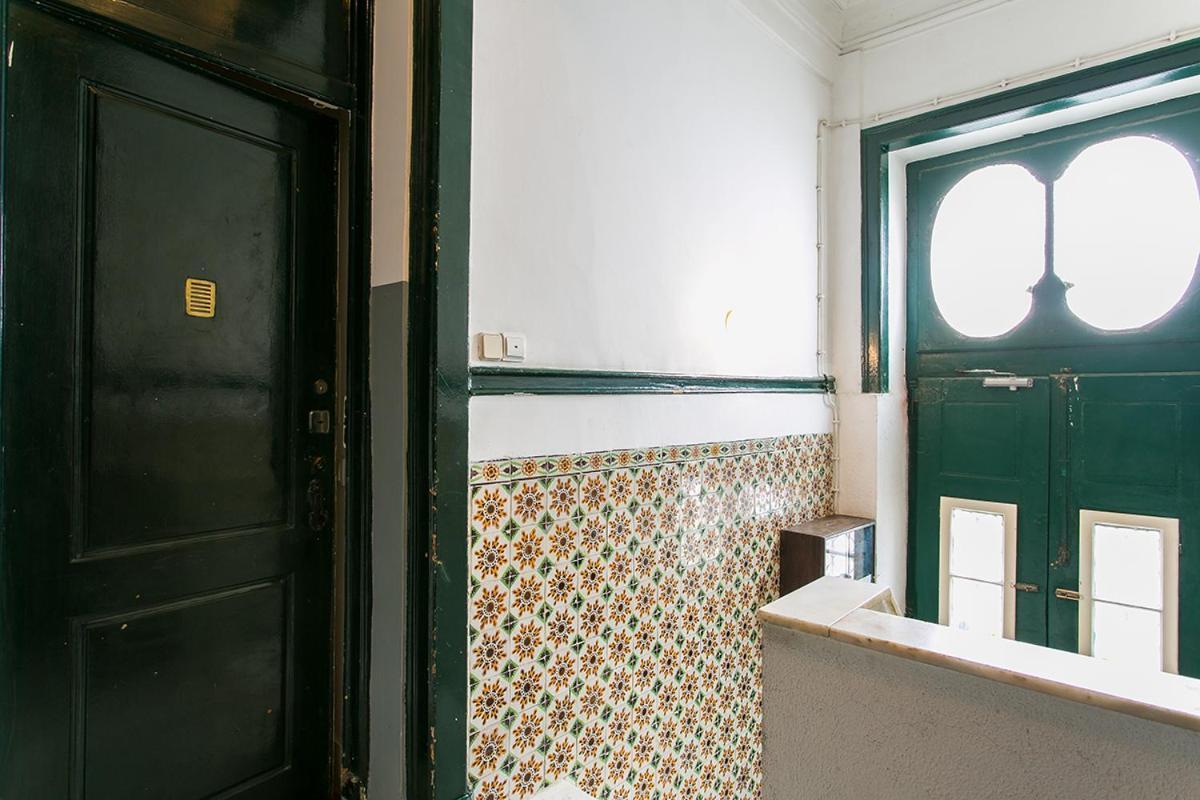 Lovelystay - Cozy 3Bdr Apartment In Estrela Lisbon Exterior photo